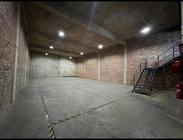 302M² WAREHOUSE TO LET IN LASER PARK